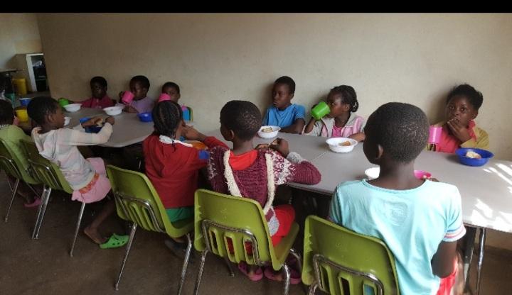 children at school lunch
